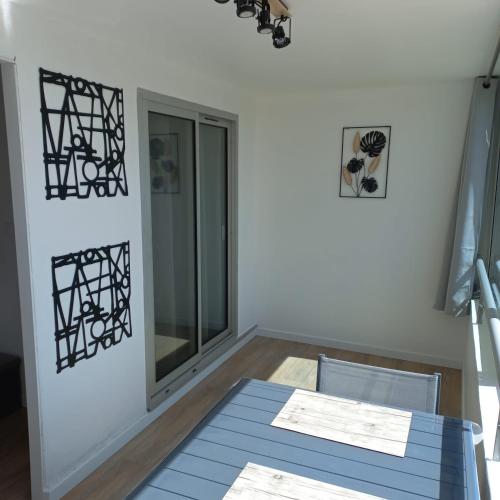 une salle à manger avec une table et une fenêtre dans l'établissement Appartement 5 personnes Sète, à Sète