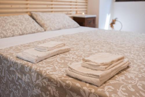 duas toalhas estão sentadas em cima de uma cama em House 316 em Lanciano