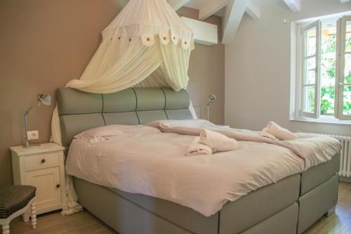 um quarto com uma cama de dossel em Casa Isola Superiore - WelcHome em San Bartolomeo