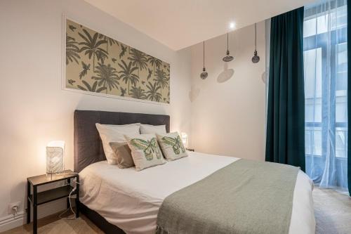 - une chambre avec un grand lit et une fenêtre dans l'établissement L'Exception, sérénité et confort, Evian centre, à Évian-les-Bains