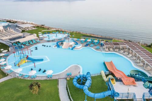 - une vue de tête sur une grande piscine avec un parc aquatique dans l'établissement Labranda Marine Aquapark, à Tigaki