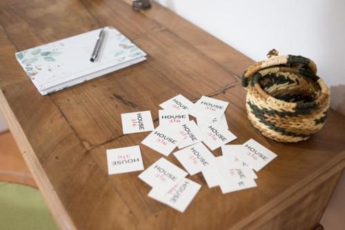 een tafel met plakbiljetten op een tafel met een mandje bij House 316 in Lanciano