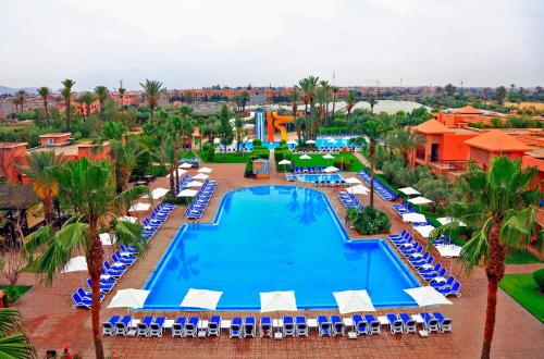 eine Aussicht auf einen Pool in einem Resort in der Unterkunft Labranda Targa Aqua Parc in Marrakesch