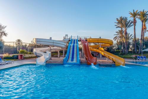 eine Wasserrutsche in einem Pool in einem Resort in der Unterkunft Labranda Targa Aqua Parc in Marrakesch