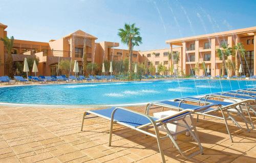 a swimming pool with chairs and a hotel at Labranda Targa Aqua Parc in Marrakech
