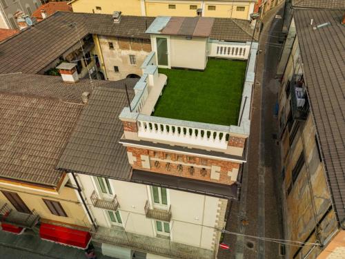 una vista aérea de un edificio con patio en La Torretta en Dronero