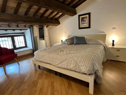 A bed or beds in a room at Trilocale in centro storico a Spoleto