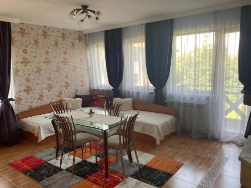 uma sala de estar com uma mesa e um sofá em GD Apartament em Bansko