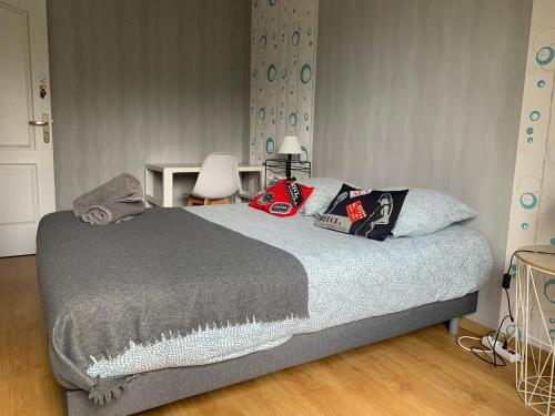 sypialnia z dużym łóżkiem z poduszkami w obiekcie L'Escale - appartement spacieux au calme w mieście Brest