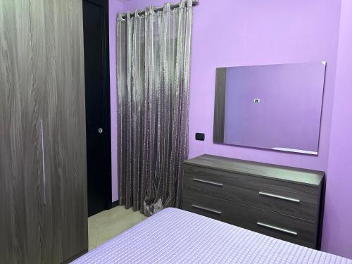 1 dormitorio con 1 cama y vestidor con TV en Apartment Sabine, en Roma