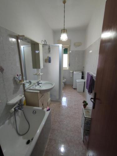 Foto dalla galleria di Casa Vacanza dai Compari a Ali Terme