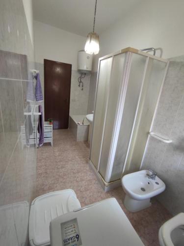 W łazience znajduje się prysznic, toaleta i umywalka. w obiekcie Casa Vacanza dai Compari w mieście Ali Terme