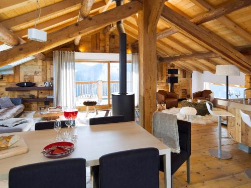ein Esszimmer und ein Wohnzimmer mit Holzdecken in der Unterkunft Chalet La Clusaz, 6 pièces, 12 personnes - FR-1-437-57 in La Clusaz