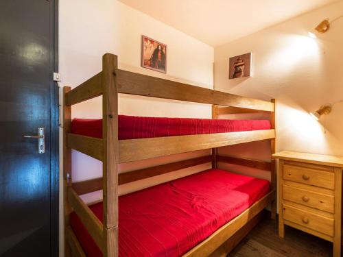 ラ・クリュサにあるStudio cosy au pied des pistes avec terrasse, garage et WIFI - La Clusaz - FR-1-437-66の二段ベッド2組付きの二段ベッド付きの部屋