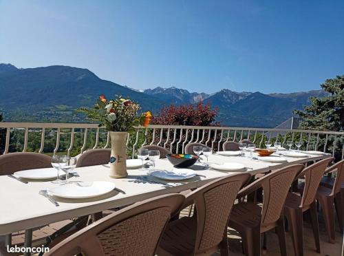 Photo de la galerie de l'établissement Duplex de 180m2 avec vue, 8 pièces, 2 terrasses, grand jardin, billard, sans draps, ni serviettes, à Embrun