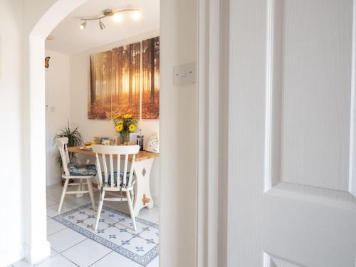 a dining room with a table and chairs in a room at Puck's Retreat Bed & Breakfast in Tredington