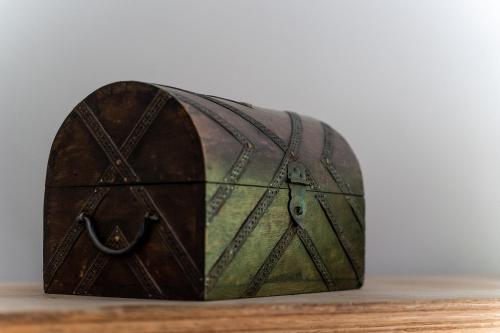 an old chest sitting on top of a wooden table at Agroturystyka Ziemia Obiecana in Nielestno