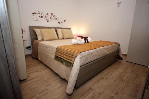 トラーパニにあるDuci Duci Appartamentiのベッドルーム1室(ランプ付きの大型ベッド1台付)