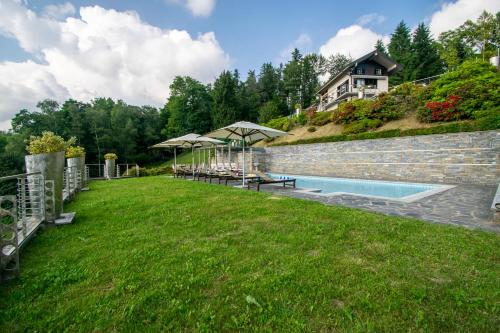 a backyard with a swimming pool and a house at Bellosta Family Country Club MB Alpe Moiana in Armeno