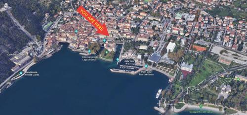 Nespecifikovaný výhled na destinaci Riva del Garda nebo výhled na město při pohledu z apartmánu