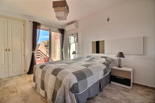 sypialnia z łóżkiem i dużym oknem w obiekcie 2231 - Amazing 3 bedrooms with 3 sunny terraces w mieście Casares
