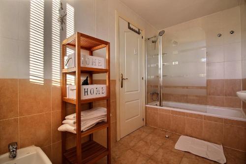 カサーレスにある2231 - Amazing 3 bedrooms with 3 sunny terracesのバスルーム(シャワー、タオル付きの棚付)