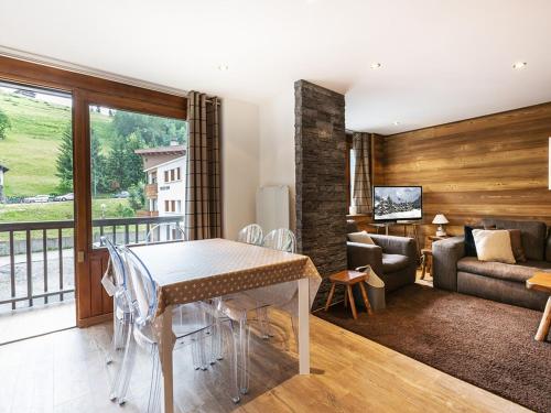 un salon avec une table et un canapé dans l'établissement Appartement 2 chambres avec garage, centre village, proche pistes, WiFi - FR-1-437-77, à La Clusaz