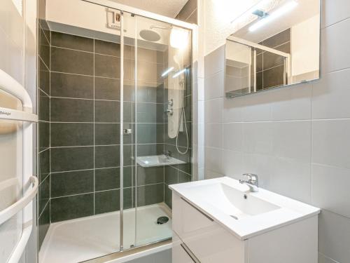 拉克呂薩的住宿－Appartement La Clusaz, 2 pièces, 4 personnes - FR-1-437-78，一间带玻璃淋浴和水槽的浴室