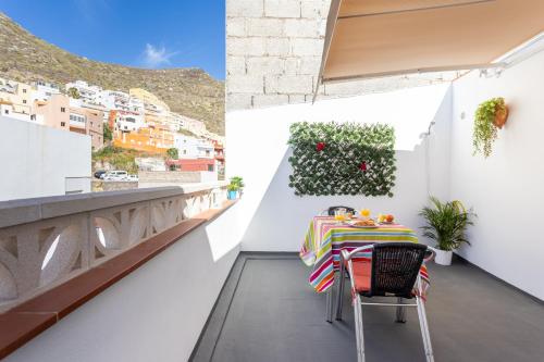 a balcony with a table and a view of positano at Holiday House en San Andrés cerca de playa & WIFI in San Andrés