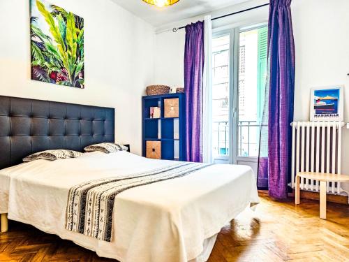 - une chambre avec un grand lit et des rideaux violets dans l'établissement Le Lacydon - Quality apartment at Vieux-Port - Fully Equipped with Air-con, à Marseille