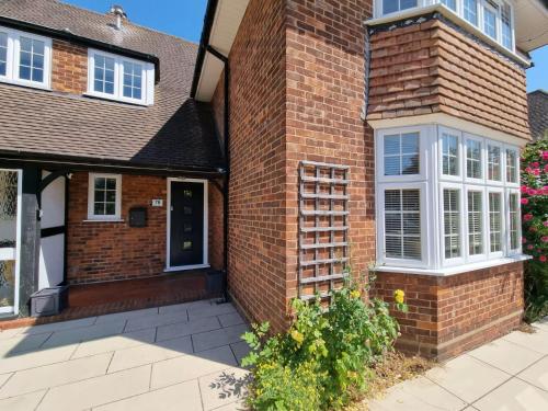 Billede fra billedgalleriet på 6 Bedroom Huge Holiday Home with parking i Luton