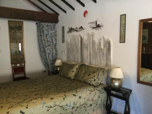 1 dormitorio con 1 cama en una habitación en The Garth Guest Suite Studio Cottage en Lingfield