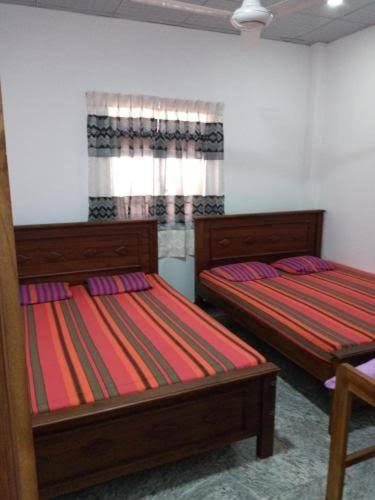 Giường trong phòng chung tại Tourist misty holiday resort