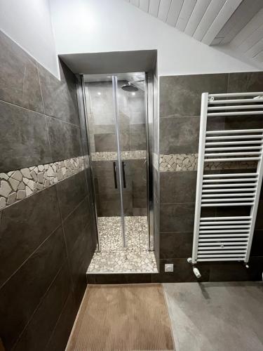 La salle de bains est pourvue d'une cabine de douche. dans l'établissement Gîte BB OURS, à Villard-de-Lans