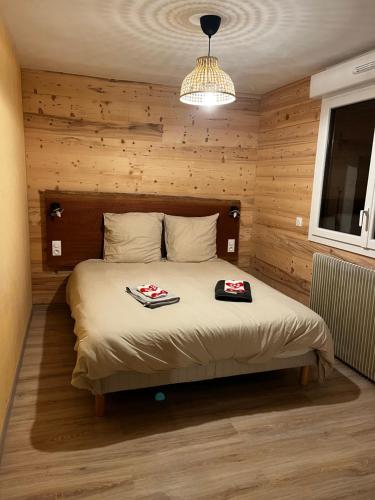 - une chambre avec un lit et 2 assiettes dans l'établissement Gîte BB OURS, à Villard-de-Lans
