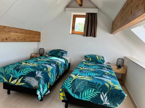 two beds sitting next to each other in a bedroom at House Botanique in Meise