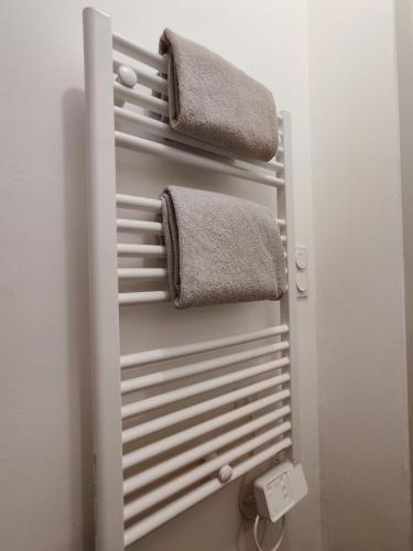 - un porte-serviettes dans la salle de bains dans l'établissement Bright and modern 3-bedroom apartment, 90m2 with Air condition, in Beziers, à Béziers