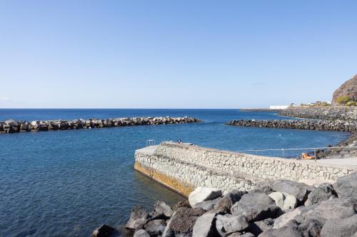 a group of rocks in the water near the ocean at Holiday House en San Andrés cerca de playa & WIFI in San Andrés