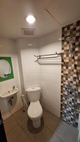 uma casa de banho com um WC e um lavatório em The Alton Apartemen Type Studio em Jatingaleh