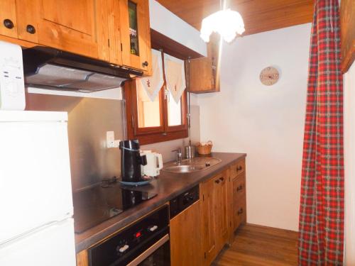 Appartement cosy, proche des pistes, stationnement, balcon, TV, et équipement cuisine complet