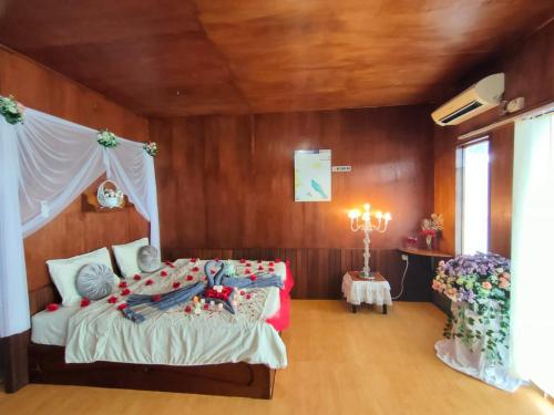 sypialnia z dużym łóżkiem w pokoju w obiekcie Derawan Fisheries Cottage w mieście Derawan Islands