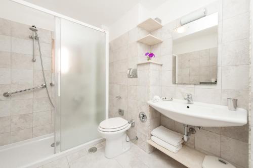 ein Bad mit einem WC, einem Waschbecken und einer Dusche in der Unterkunft Foscolo al 24 in Rom