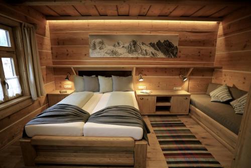 um quarto com uma cama grande num camarote em Drevenica Luki em Ždiar
