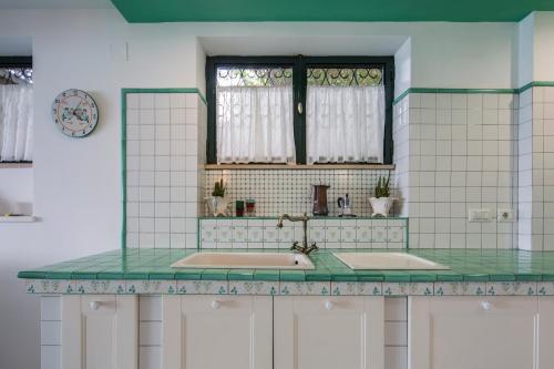 une salle de bain avec deux lavabos et une fenêtre dans l'établissement L'Incanto Casa Vacanze, à Vietri