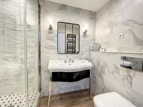 ein weißes Badezimmer mit Waschbecken und Dusche in der Unterkunft Charmant appartement au centre de Chamonix, 4 pers, parking - FR-1-507-59 in Chamonix-Mont-Blanc