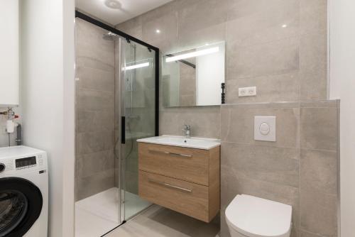 een badkamer met toilet, wastafel en douche bij L'Annexe Metz Cathédrale in Metz