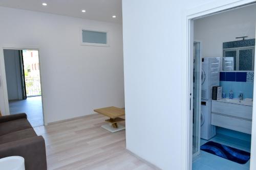 ein Wohnzimmer mit einem Sofa und einer Küche in der Unterkunft L'Aurora Azzurra -Luxury Suites in Piano di Sorrento