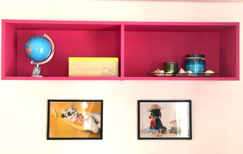 une étagère avec des photos et un globe dessus dans l'établissement Mobil Home 5pers proche EUROPA PARK dans Camping 3étoiles, à Boofzheim