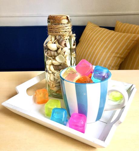 une assiette avec un pot de coquillages et une tasse sur une table dans l'établissement Mobil Home 5pers proche EUROPA PARK dans Camping 3étoiles, à Boofzheim