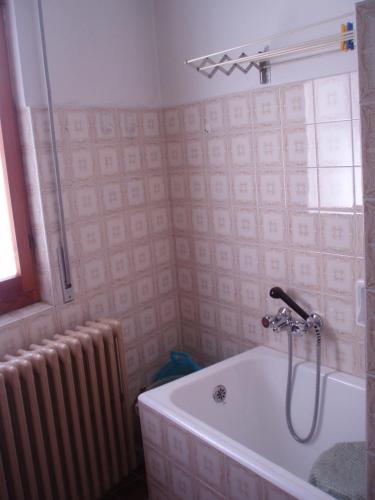 baño con bañera y radiador en Appartamento Colombo, en Cassina Valsassina